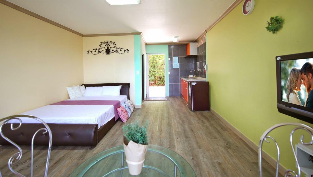 Tongyeong Paper Island Pension Exterior foto