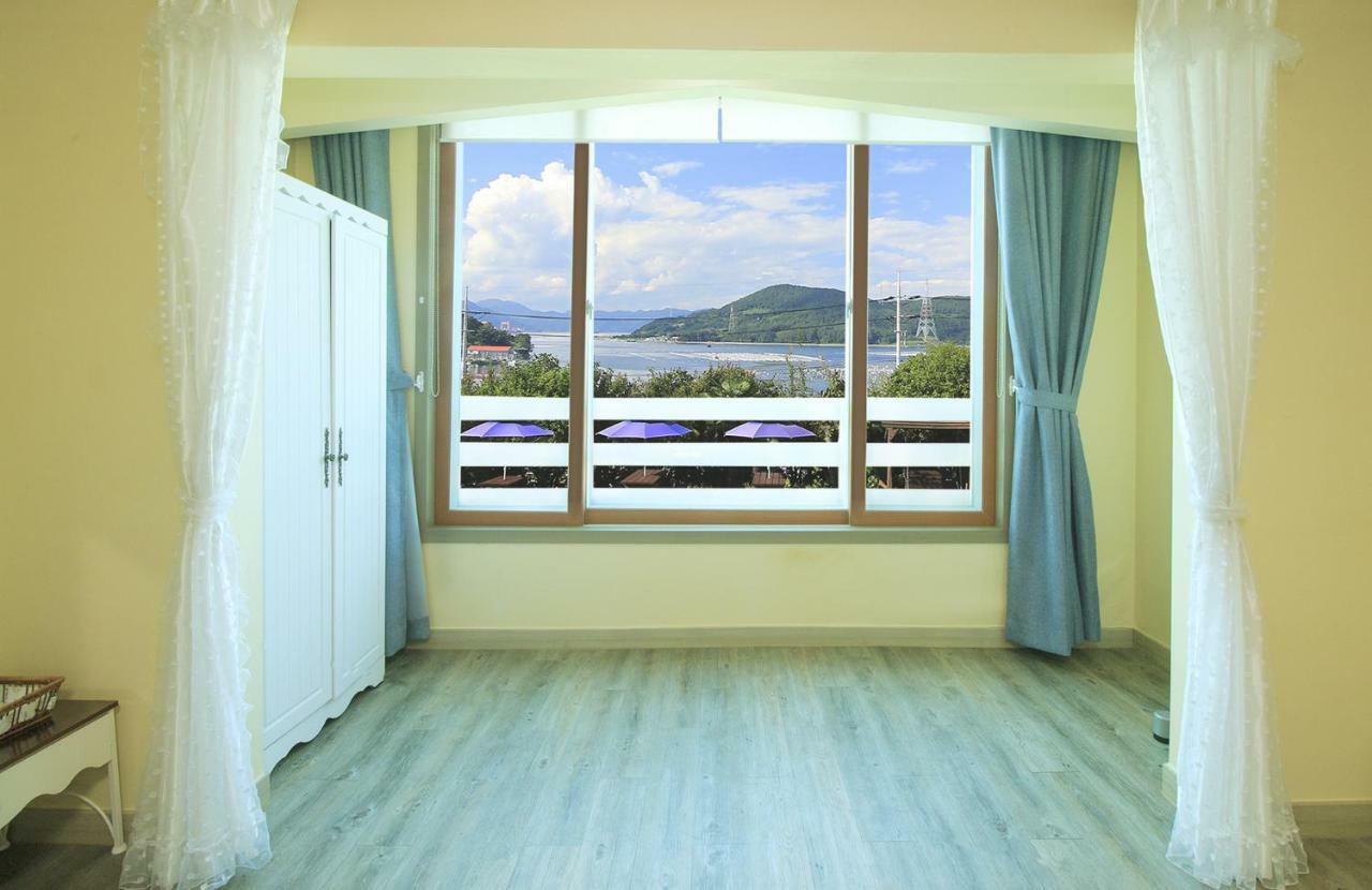 Tongyeong Paper Island Pension Exterior foto